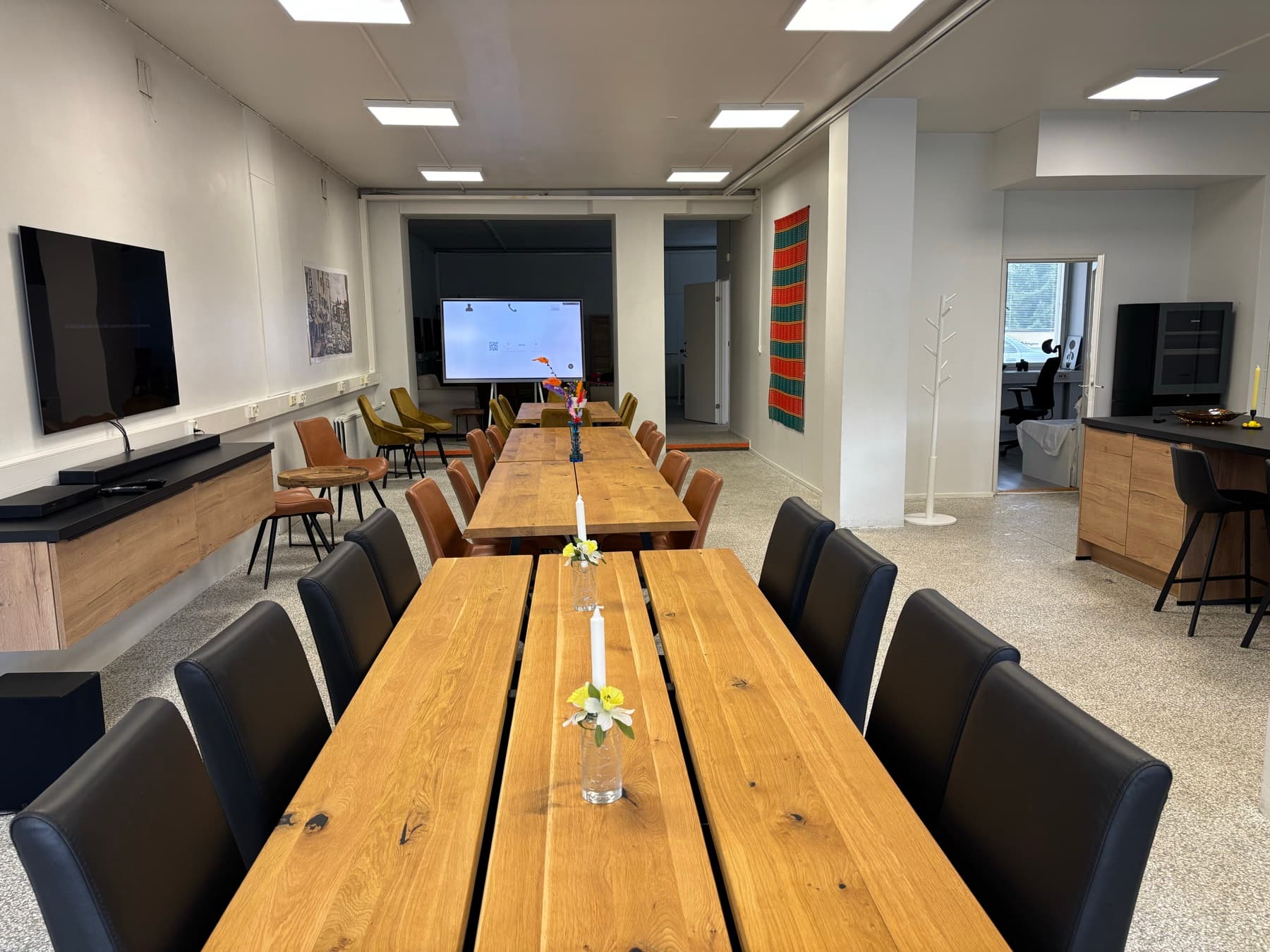 Day Lounge – kokoustila pitkällä pöydällä