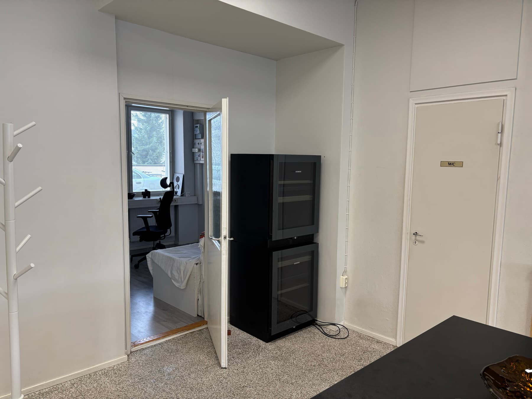 Käytävä – toimiston ovi ja WC