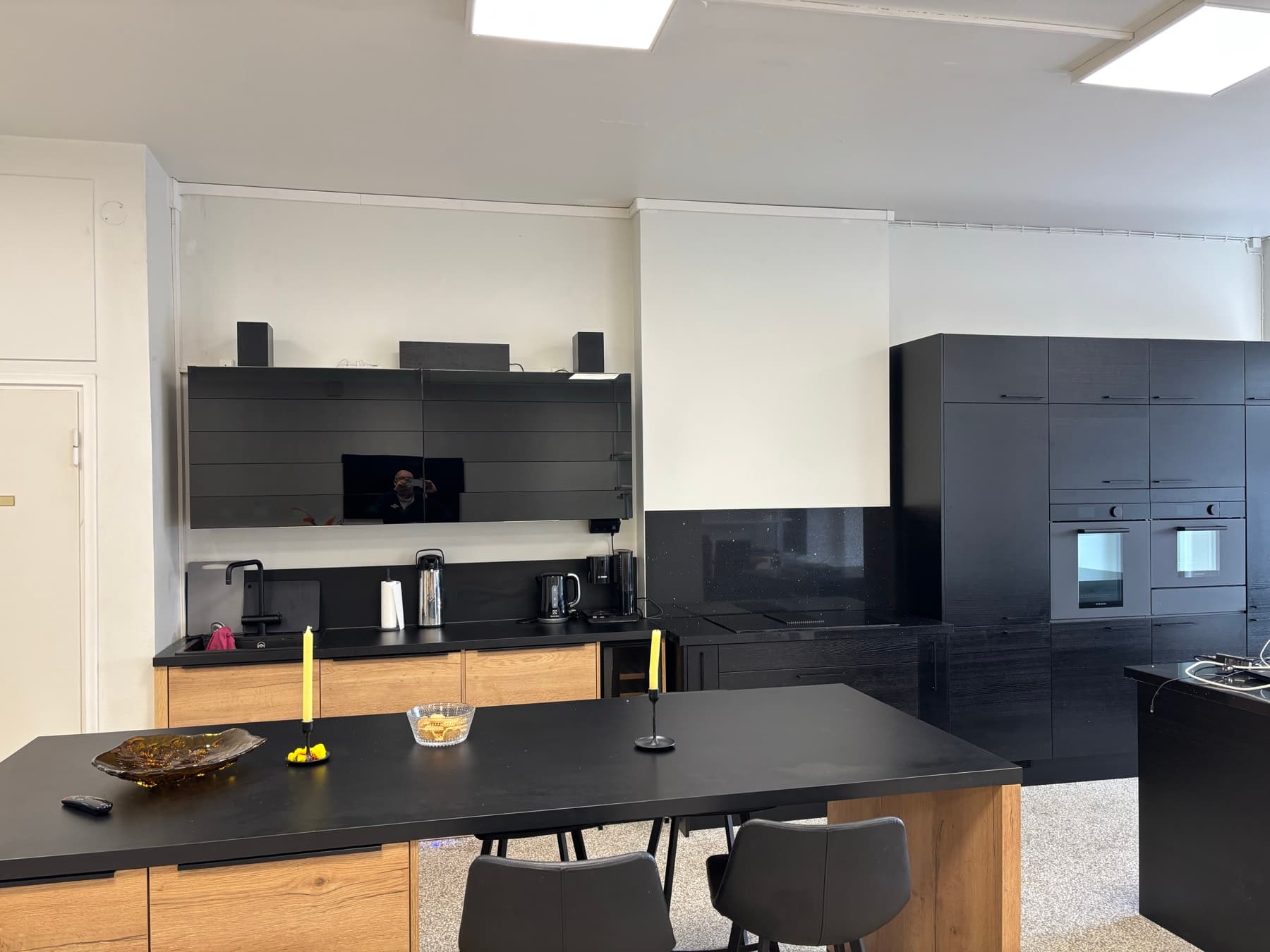 Keittiö / Break Room – moderni musta keittiö