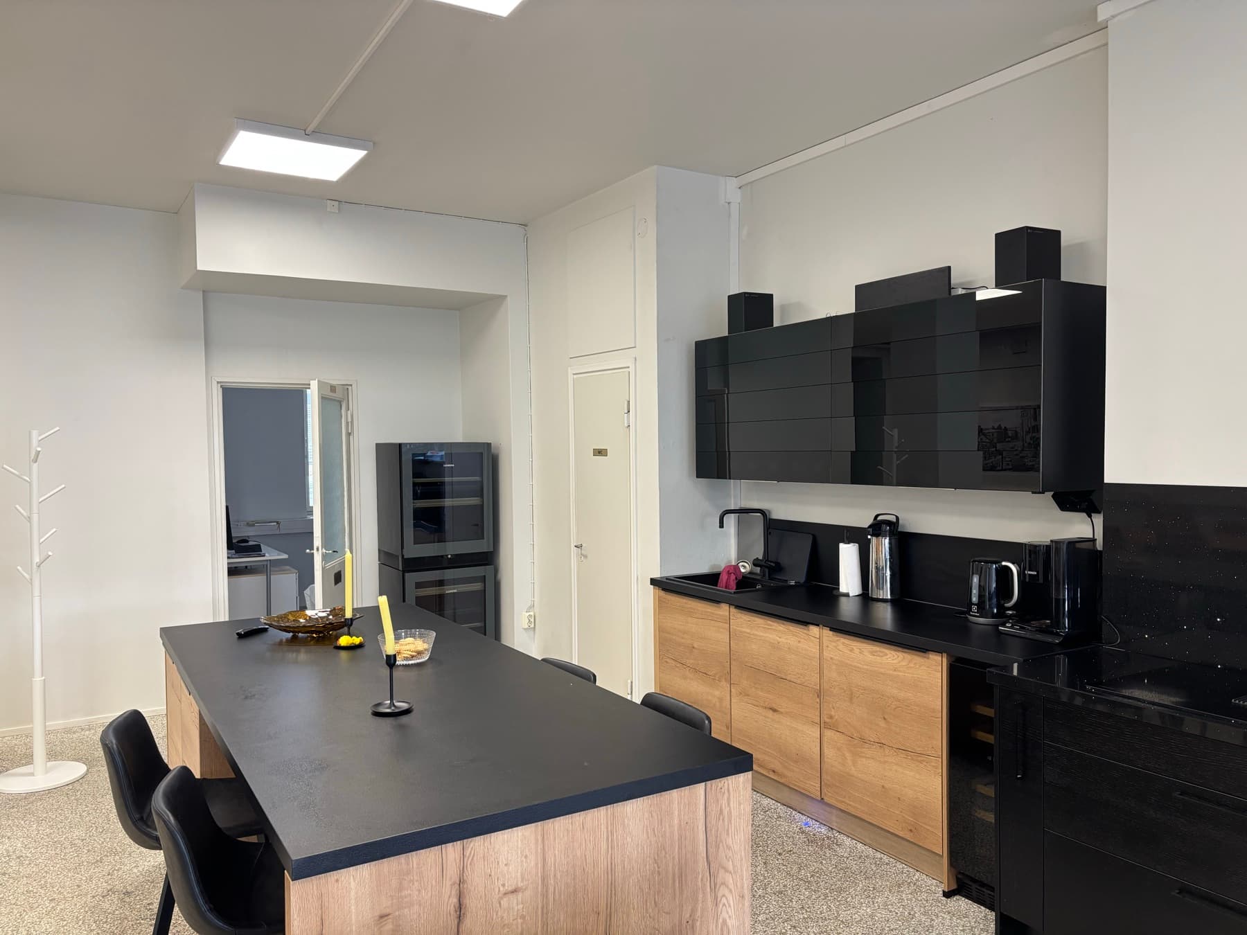 Keittiöalue – saari ja kodinkoneet