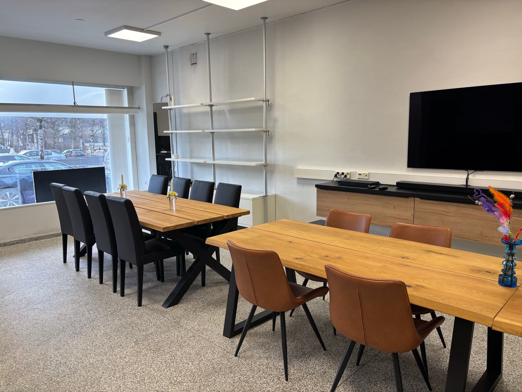 Neuvotteluhuone – kokoustila ja TV-näyttö