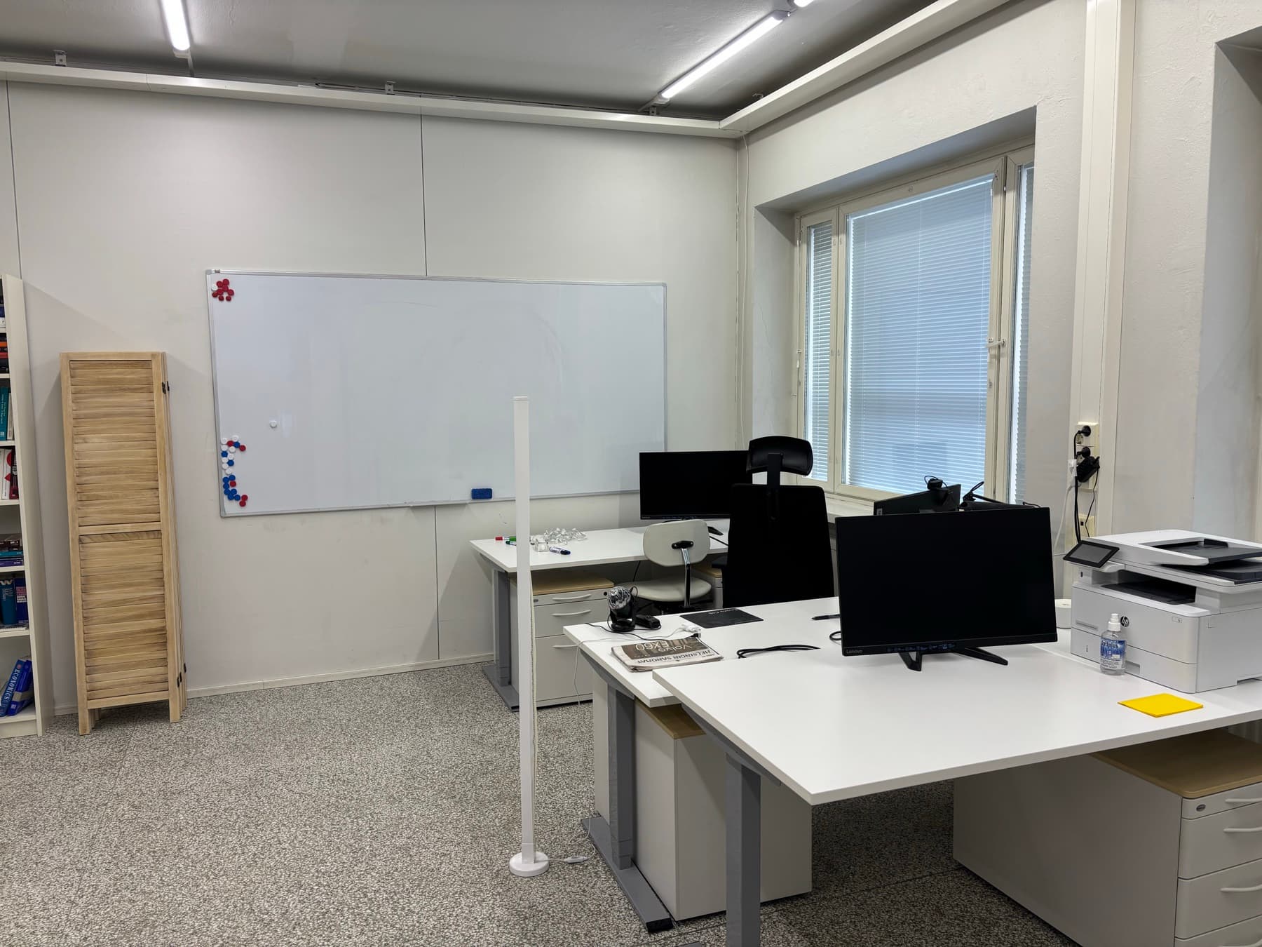 Toimisto – työpisteet ja valkotaulu